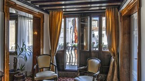 A room with two chairs, a table, and a window with curtains. - Hotel Scandinavia - Relais (Venice)