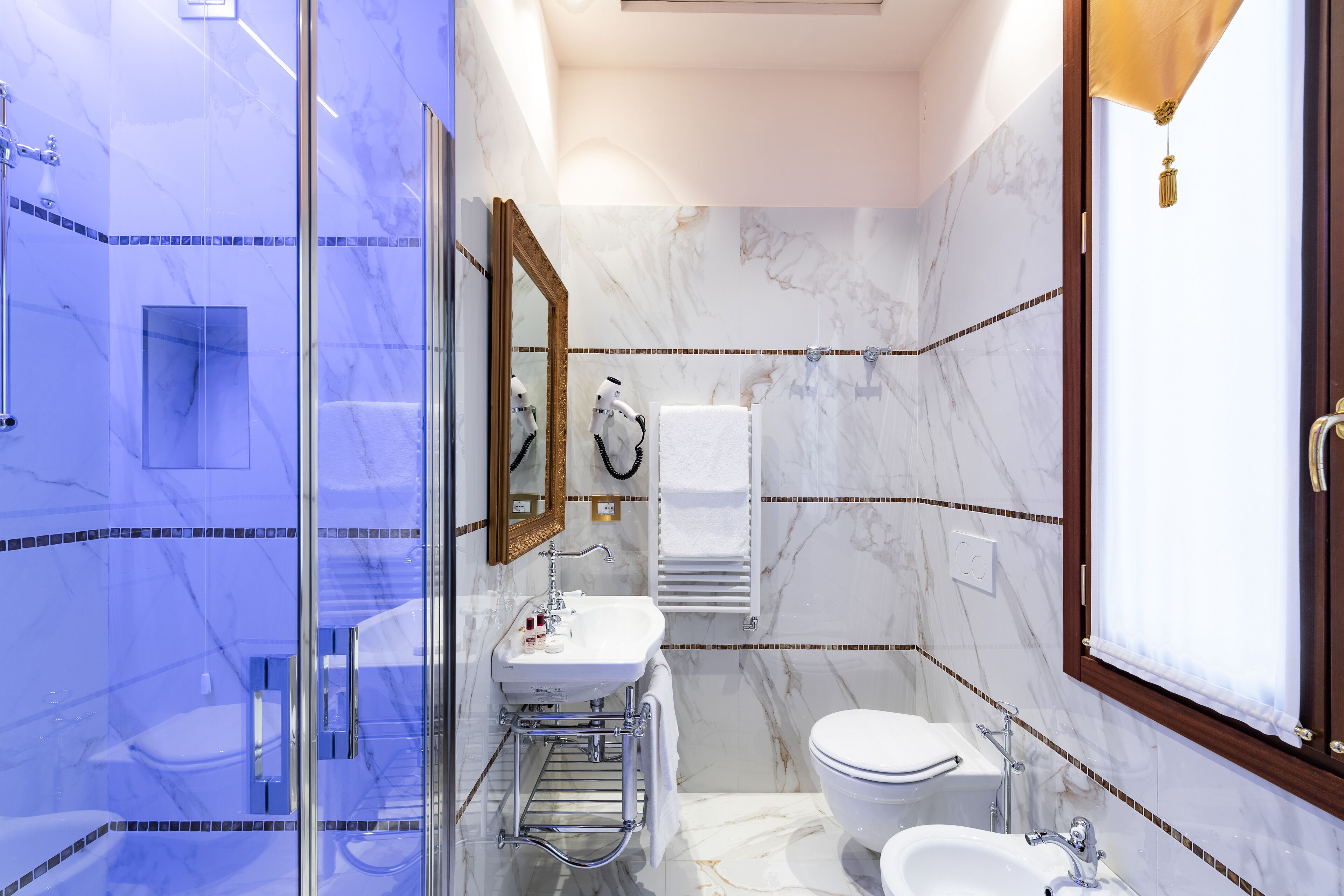 deluxe room | bathroom | combined shower/bathtub, free toiletries, hair dryer, towels