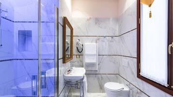 Habitación Deluxe | Baño | Ducha y bañera combinadas y artículos de higiene personal gratuitos