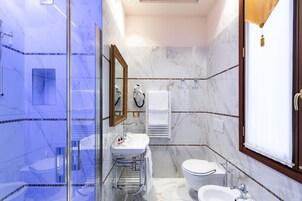Camera Deluxe | Bagno | Combinazione doccia/vasca, set di cortesia gratuito, asciugacapelli