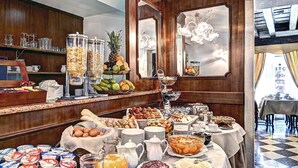 A buffet with various food items, including fruits, pastries, and beverages. - Hotel Scandinavia - Relais (Venice)