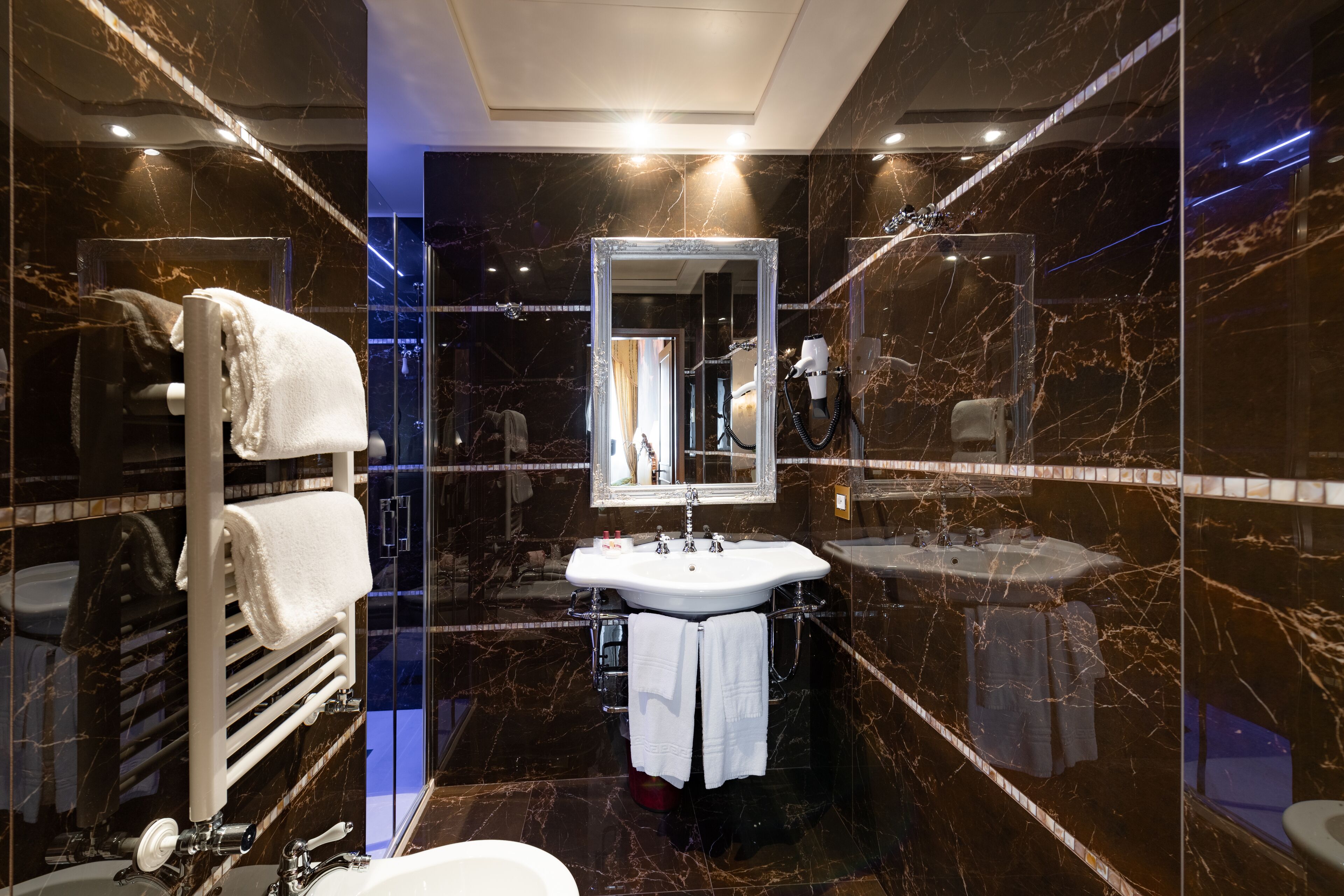 deluxe room, city view | bathroom | combined shower/bathtub, free toiletries, hair dryer, towels