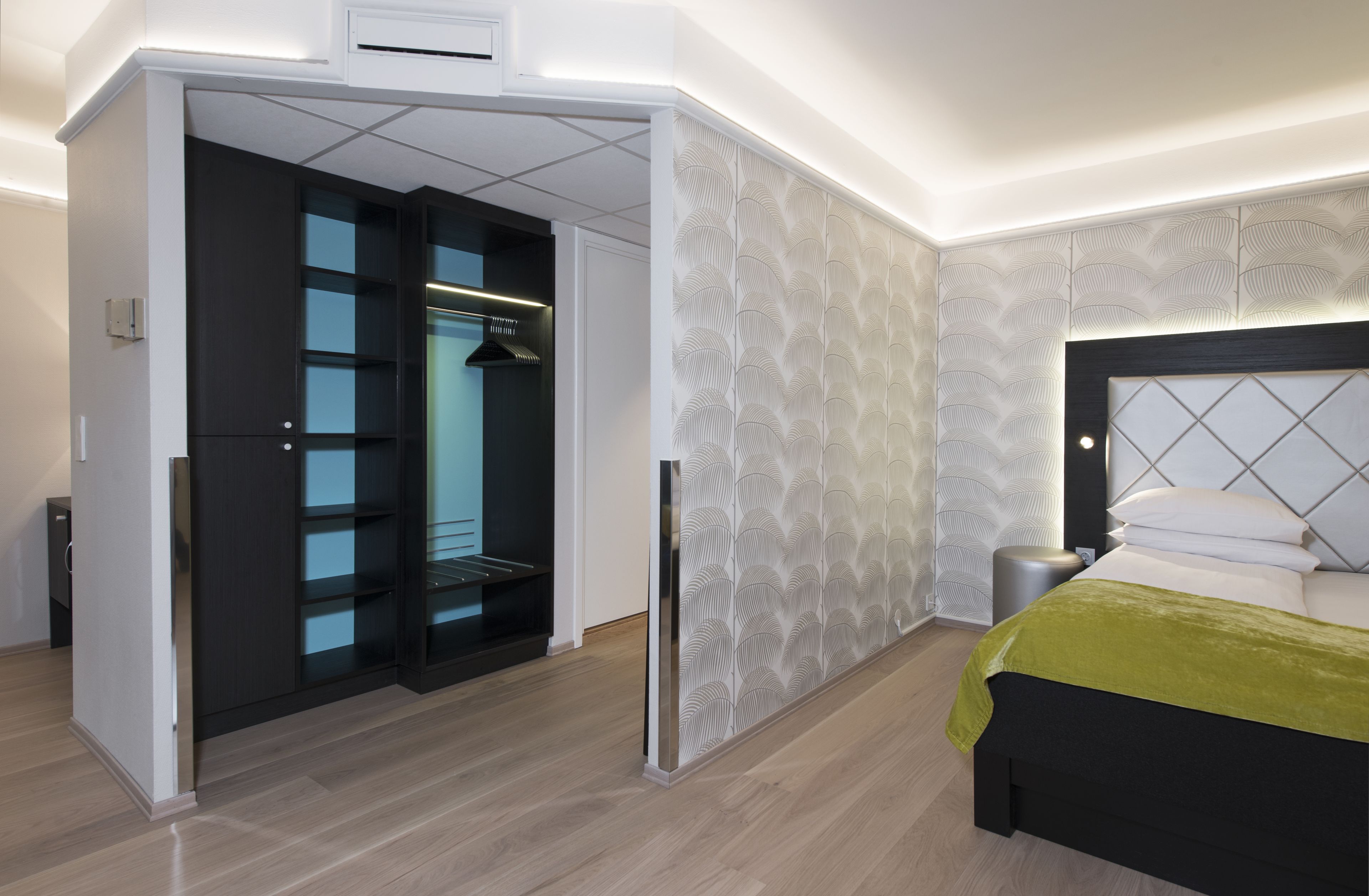 business room, non smoking | desk, laptop workspace, soundproofing, iron/ironing board