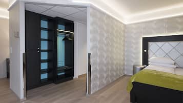 Un dormitorio moderno con cama, armario y vestidor.