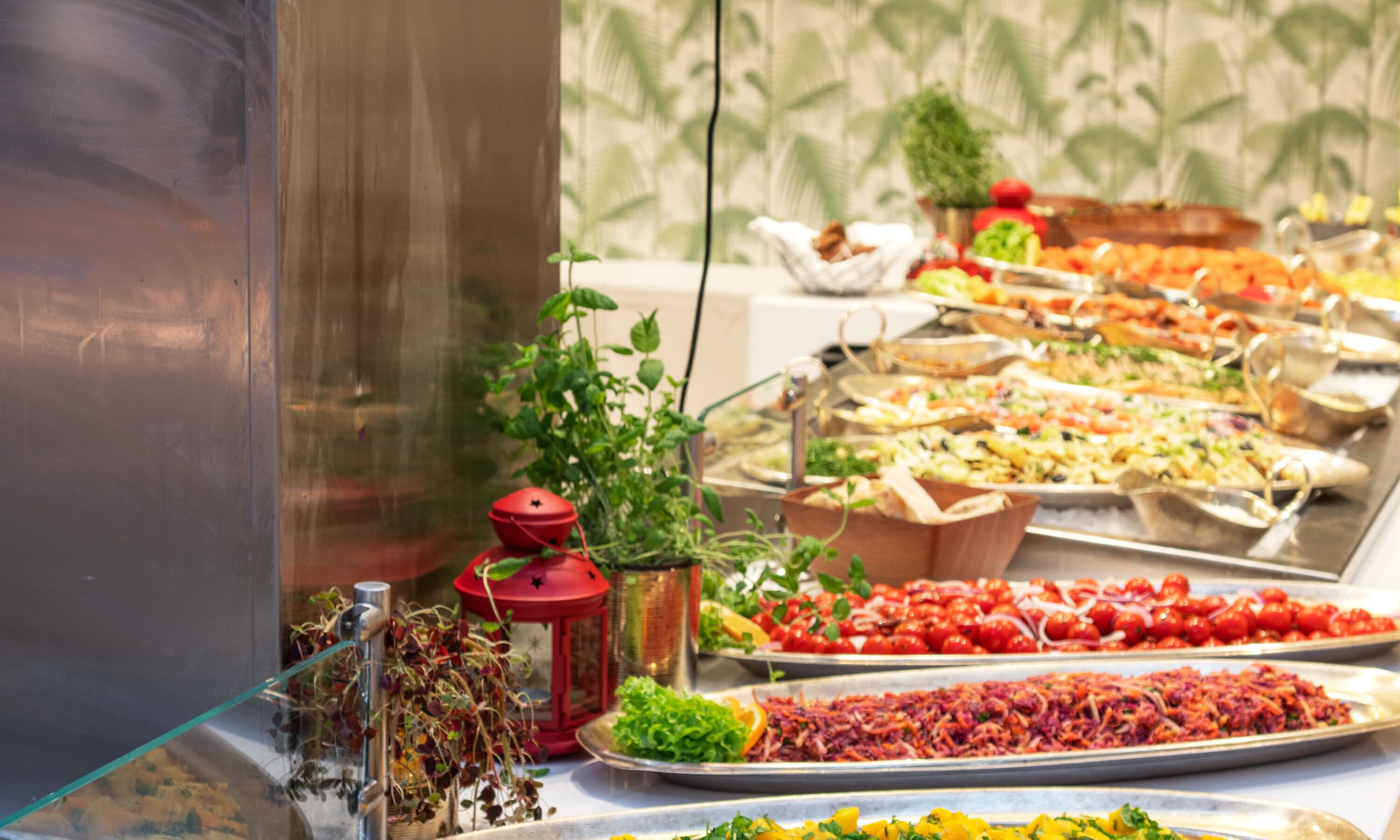 breakfast, lunch, dinner served; international cuisine