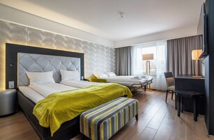 Escritorio y espacio para trabajar con laptop 