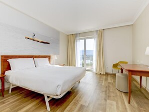 Habitación doble estándar, para no fumadores | Camas con efecto memoria y caja de seguridad en la habitación 