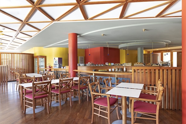 Daily buffet breakfast (EUR 7.90 per person)
