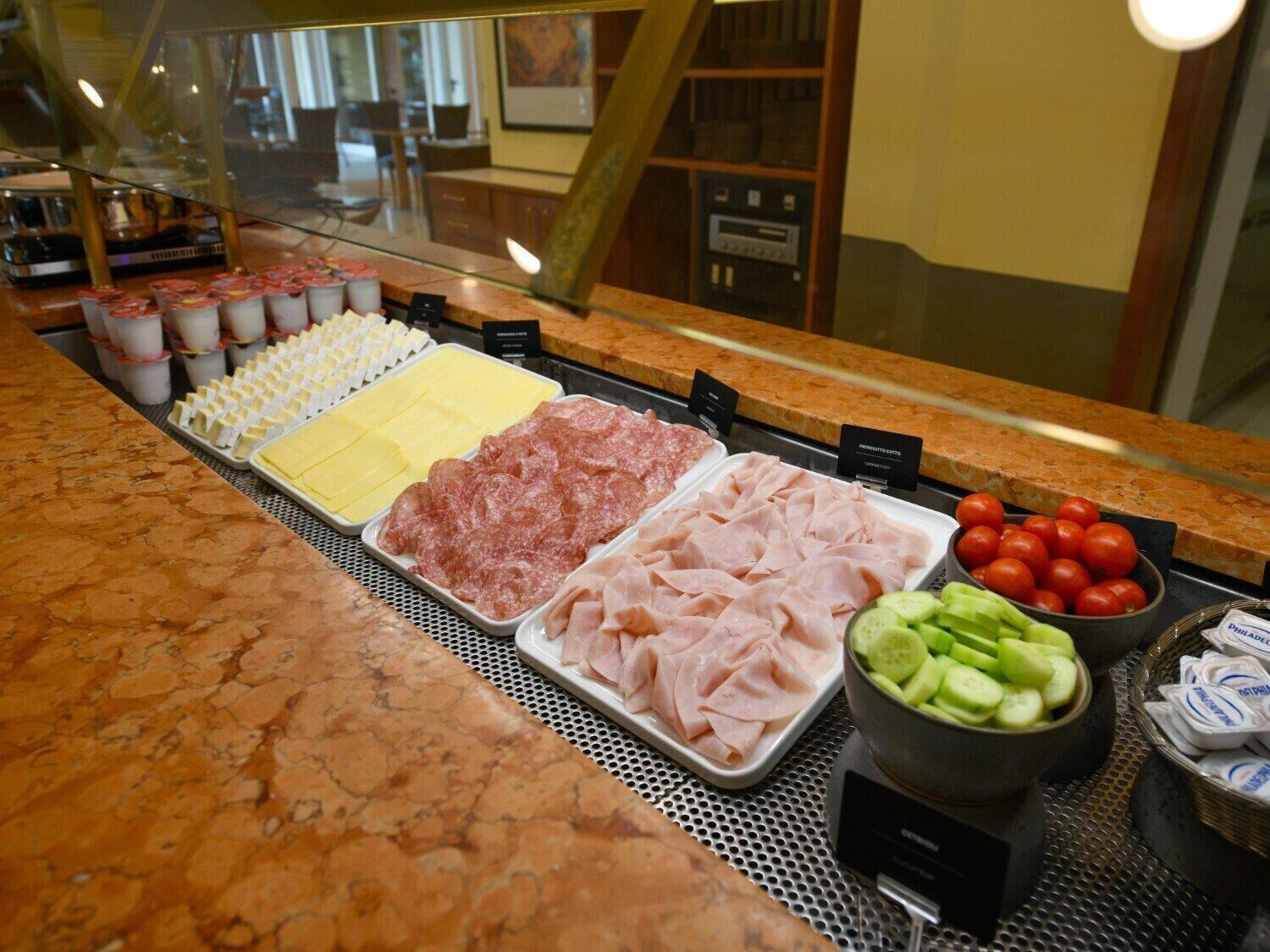 记忆海绵床垫、客房内保险箱、办公桌、隔音