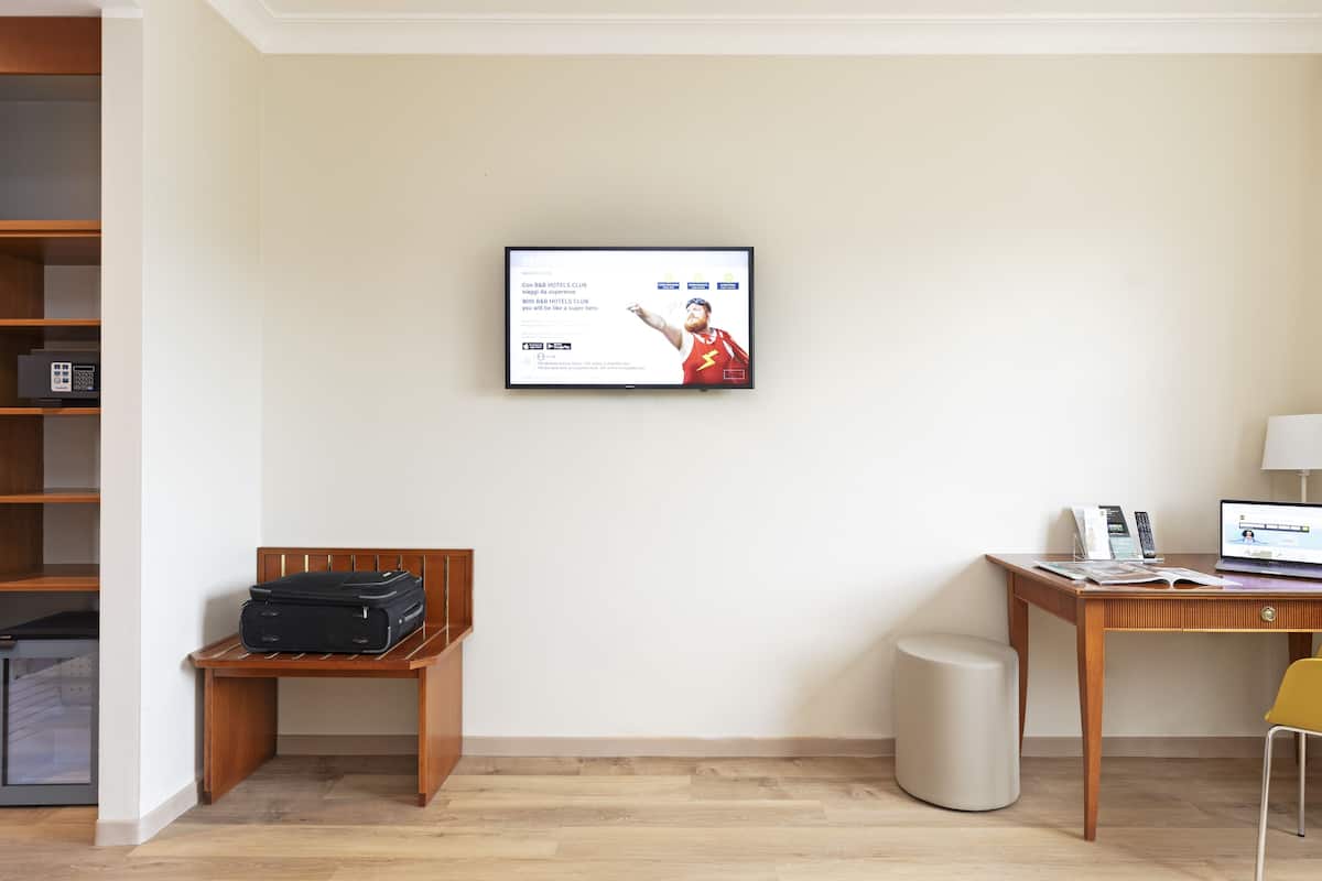 Standard Twin Room, Non Smoking | Memory foam beds, in-room safe, desk, soundproofing