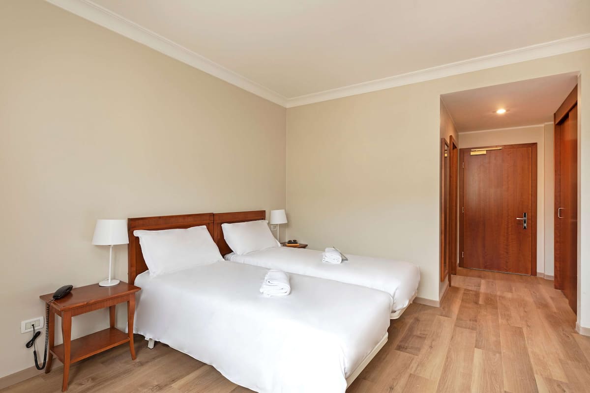 Standard Twin Room, Non Smoking | 1 bedroom, memory foam beds, in-room safe, desk