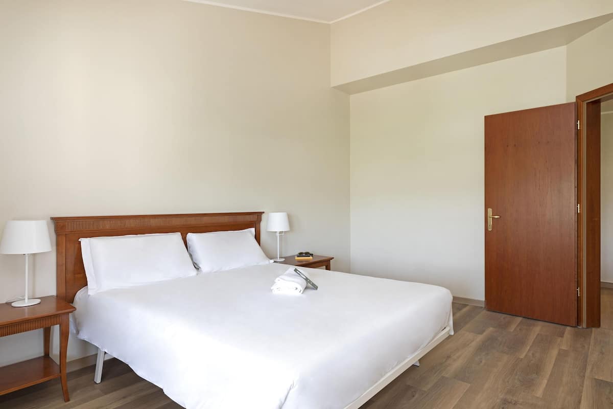 Memory-foam beds, in-room safe, desk, soundproofing