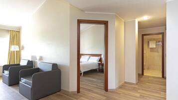 Standard-Vierbettzimmer, Nichtraucher | Betten mit Memory-Foam-Matratzen, Zimmersafe, Schreibtisch