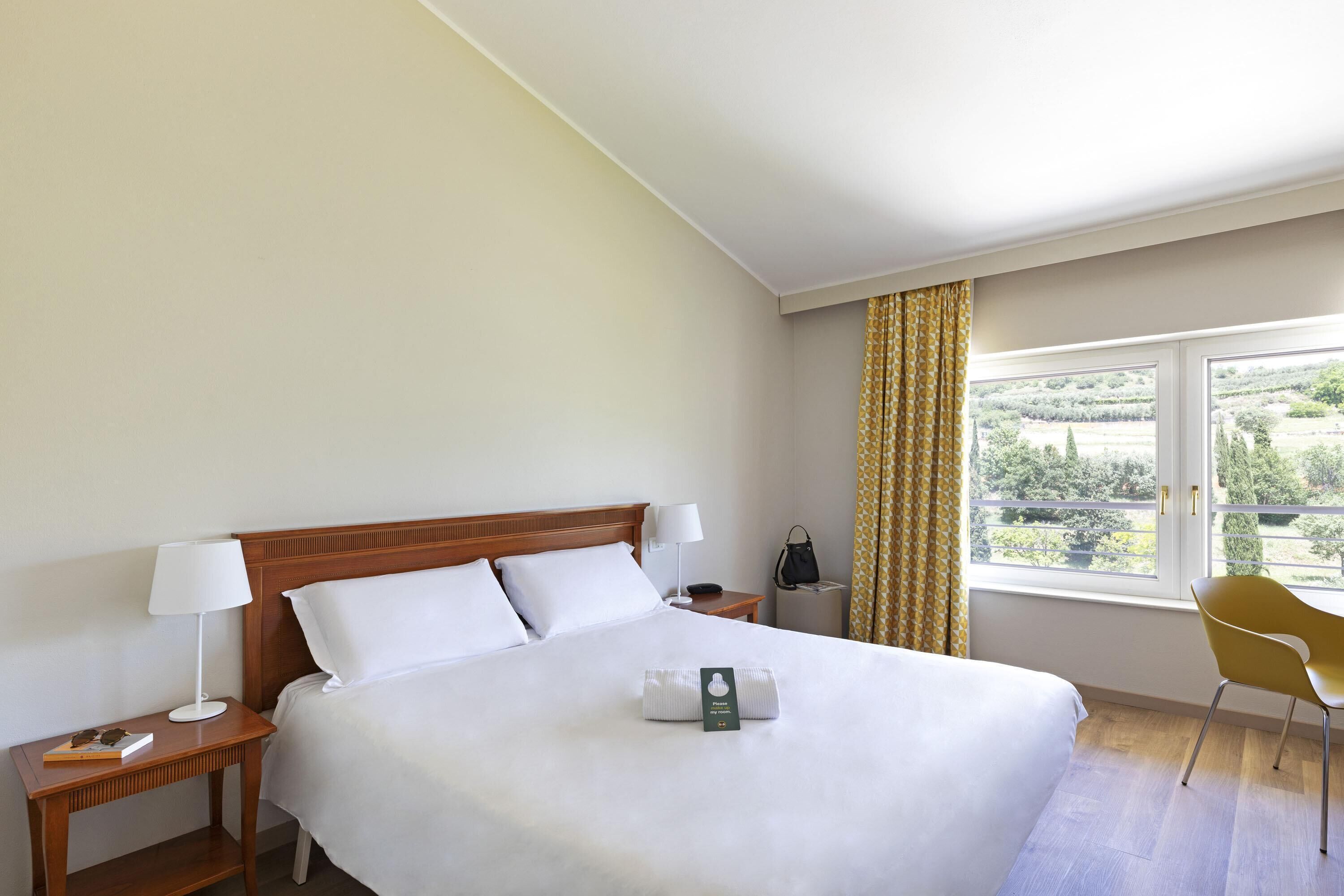 Memory-foam beds, in-room safe, desk, soundproofing