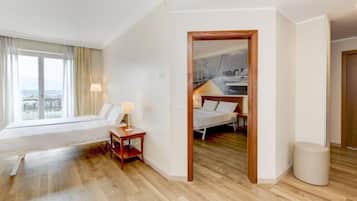 Standard-Vierbettzimmer, Nichtraucher | Betten mit Memory-Foam-Matratzen, Zimmersafe, Schreibtisch