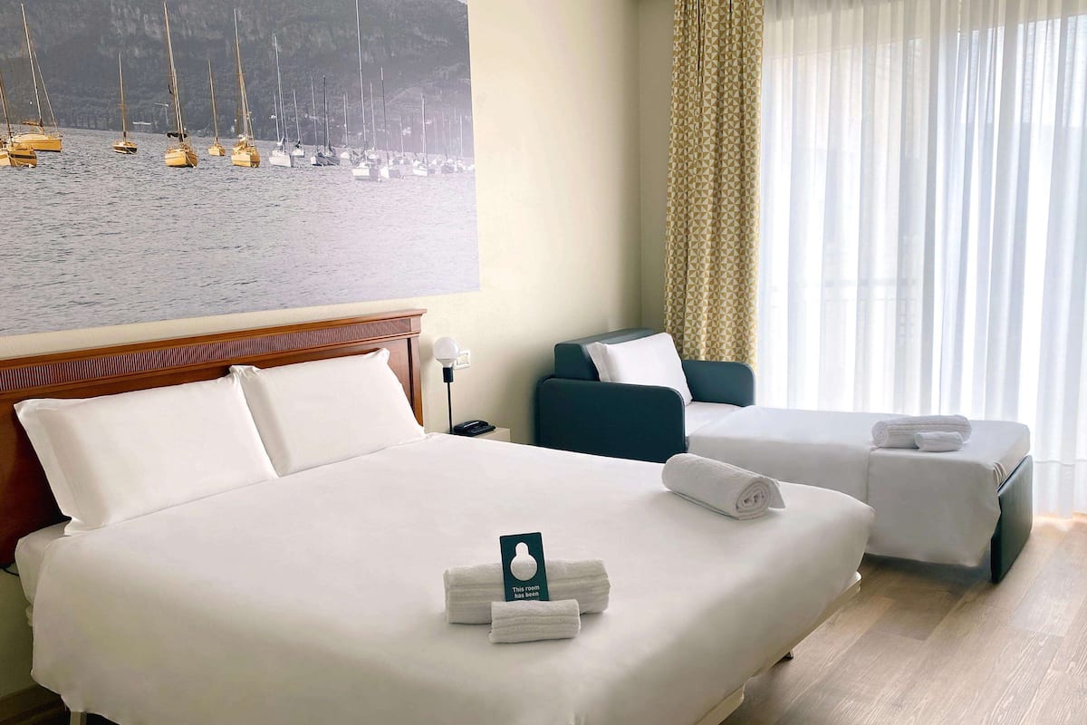 Standard Triple Room, Non Smoking | 1 bedroom, memory foam beds, in-room safe, desk