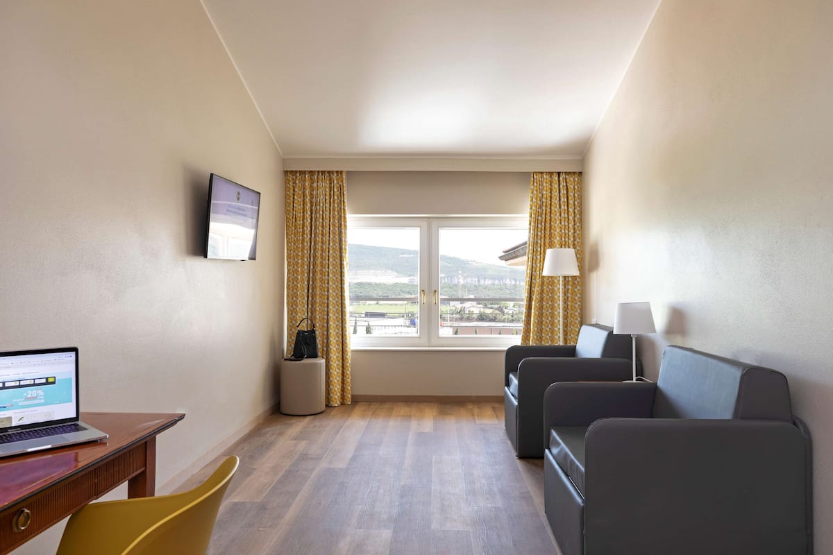 Standard Quadruple Room, Non Smoking | 1 bedroom, memory foam beds, in-room safe, desk