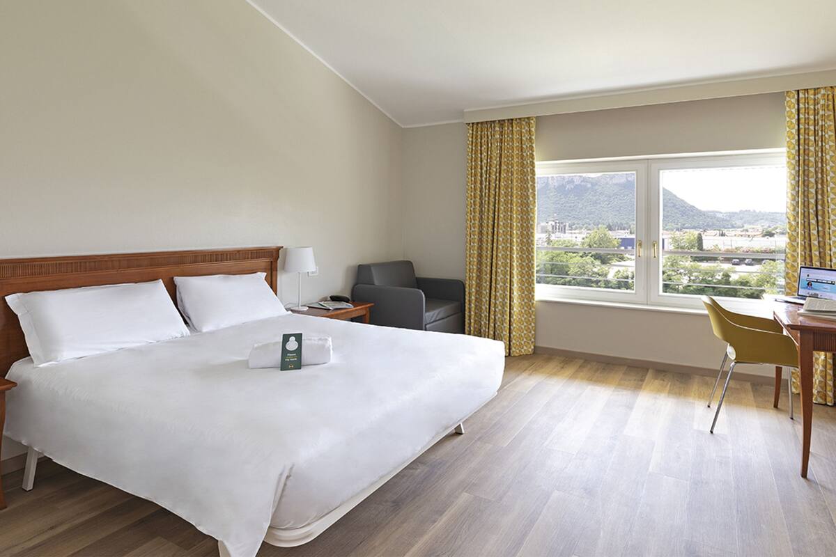 standard triple room, non smoking | 1 bedroom, memory-foam beds, in-room safe, desk