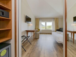 Habitación doble superior, para no fumadores | Camas con efecto memoria y caja de seguridad en la habitación 