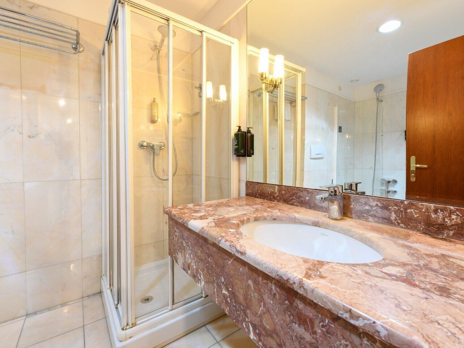 Een douche, gratis toiletartikelen, een haardroger, een bidet
