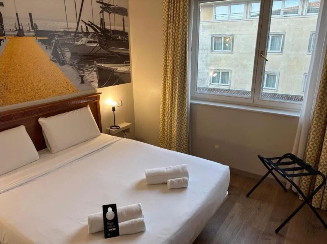 Matelas mémoire de forme, coffres-forts dans les chambres, bureau
