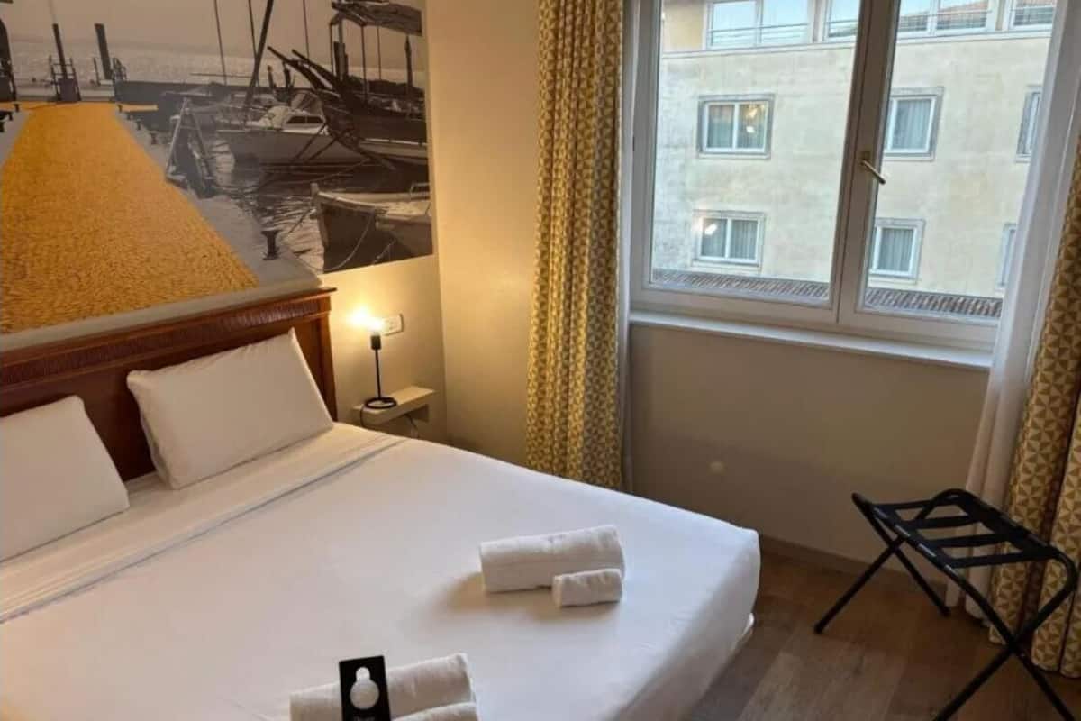 Matelas mémoire de forme, coffres-forts dans les chambres, bureau