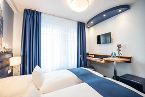 In-room safe, soundproofing, free WiFi, bed sheets - Hotel Hanseport Hamburg (Hamburg)