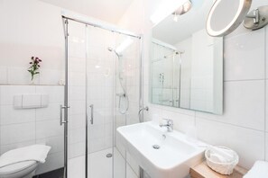 Shower, free toiletries, hair dryer, towels - Hotel Hanseport Hamburg (Hamburg)