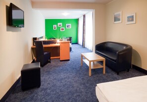 In-room safe, soundproofing, free WiFi, bed sheets