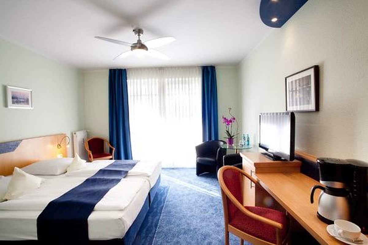 In-room safe, soundproofing, free WiFi, bed sheets