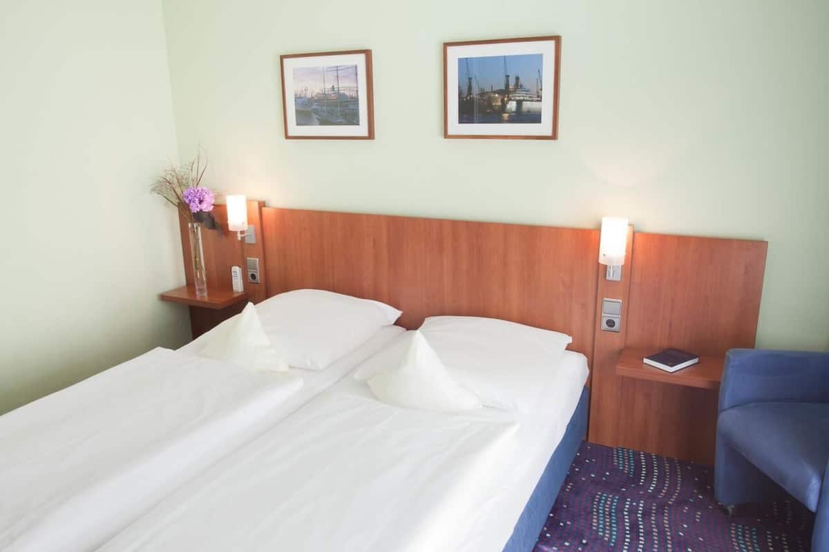 In-room safe, soundproofing, free WiFi, bed sheets