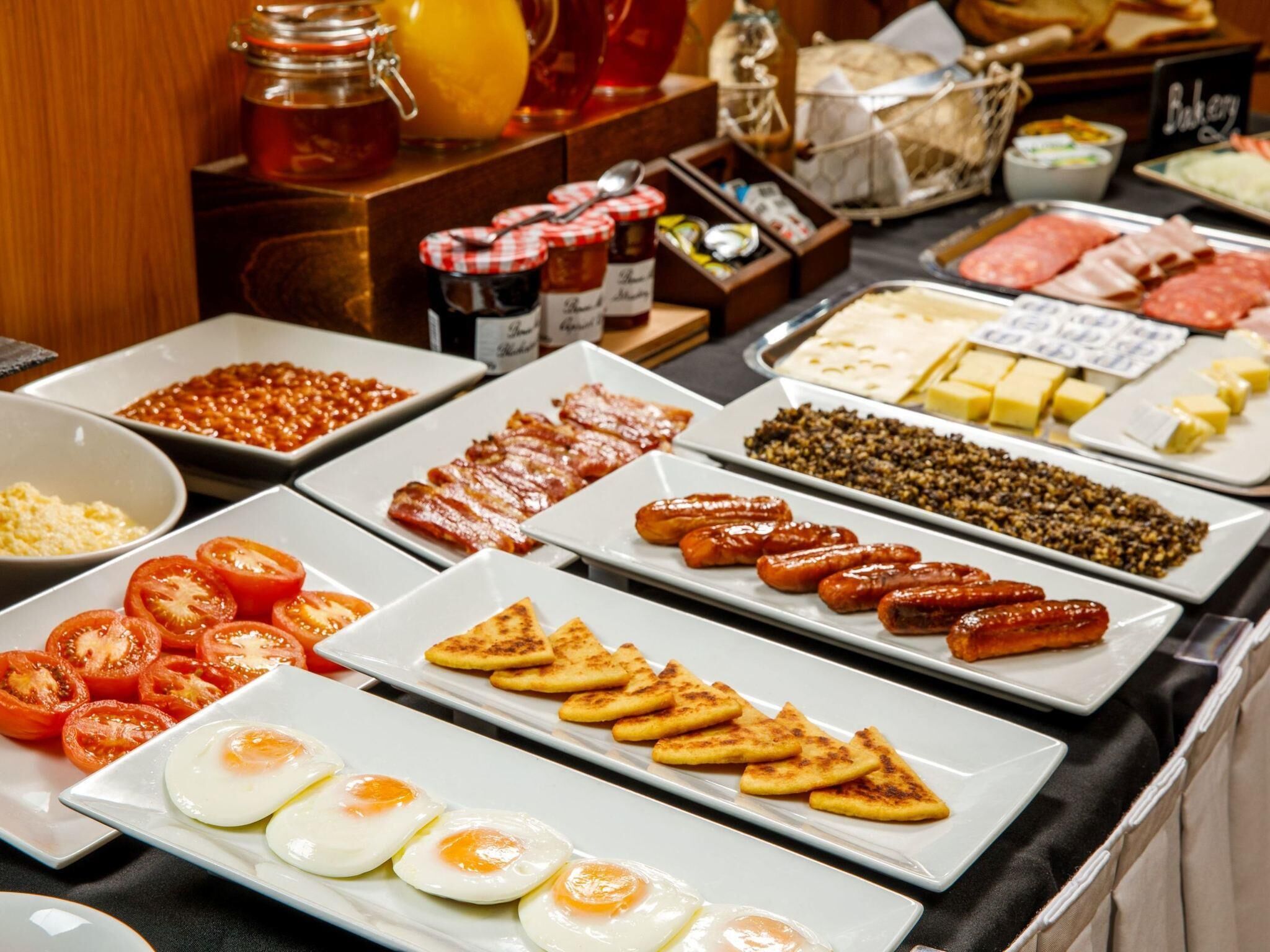 每日供应自助式早餐（每人 GBP 17.95）