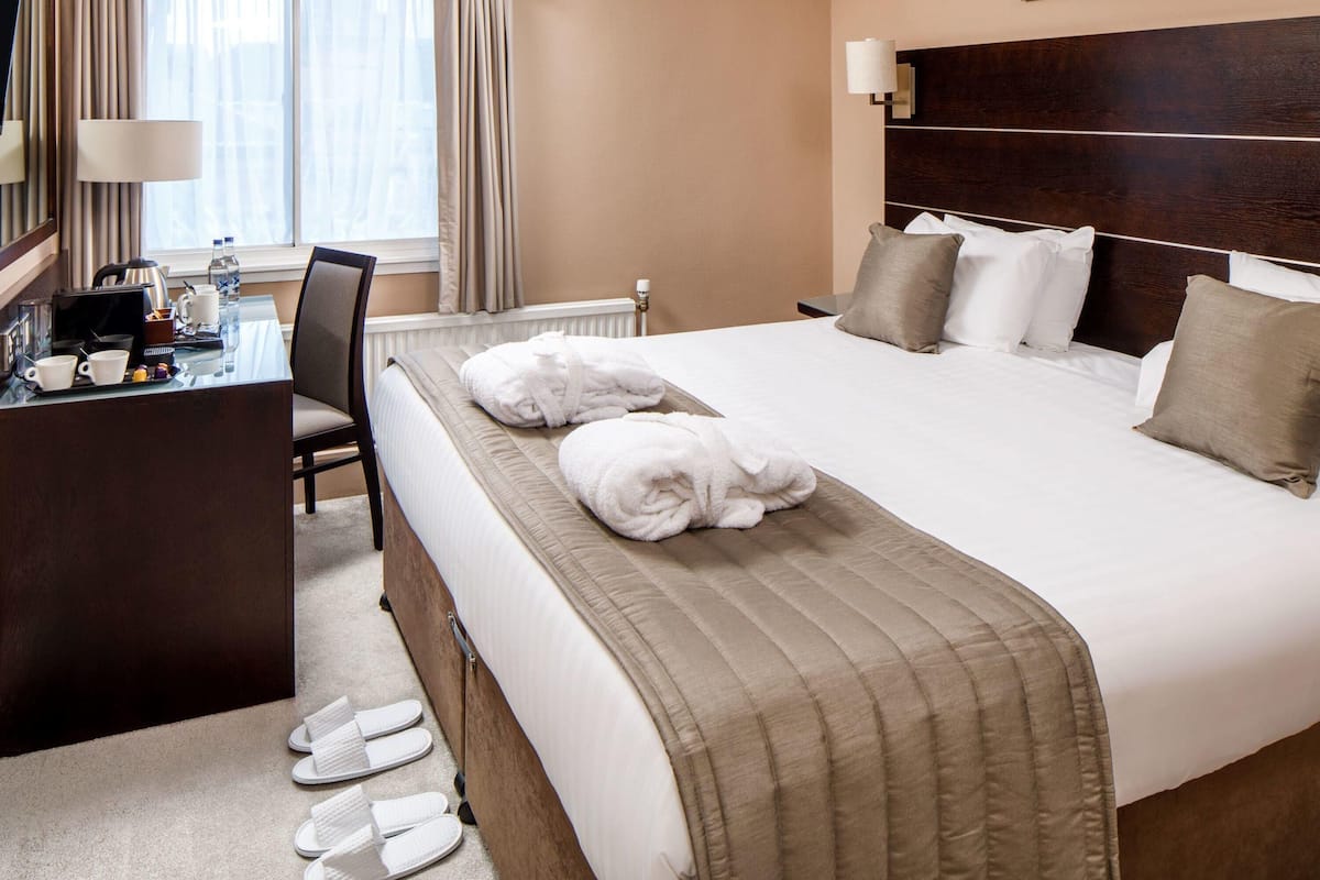 Caja de seguridad en la habitación y escritorio