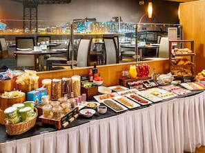 Petit déjeuner buffet servi tous les jours en supplément
