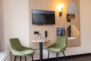 Comfort-Doppelzimmer | Wohnbereich | Flachbildfernseher, Tischtennisplatte