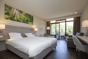 Escritorio, wifi gratis y ropa de cama