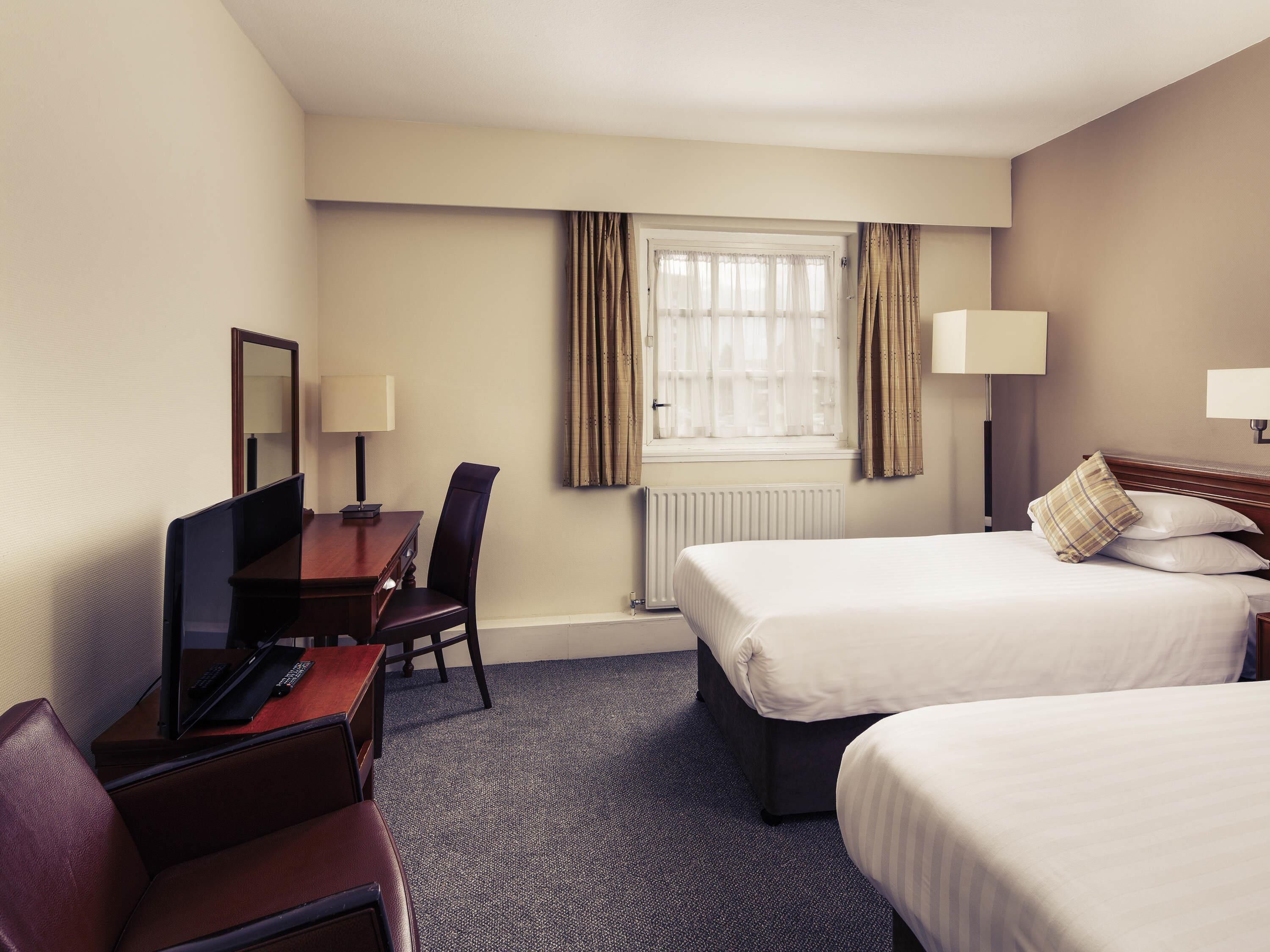 Habitación clásica, 2 camas individuales | Escritorio, tabla de planchar con plancha, cuna de viaje y wifi gratis 