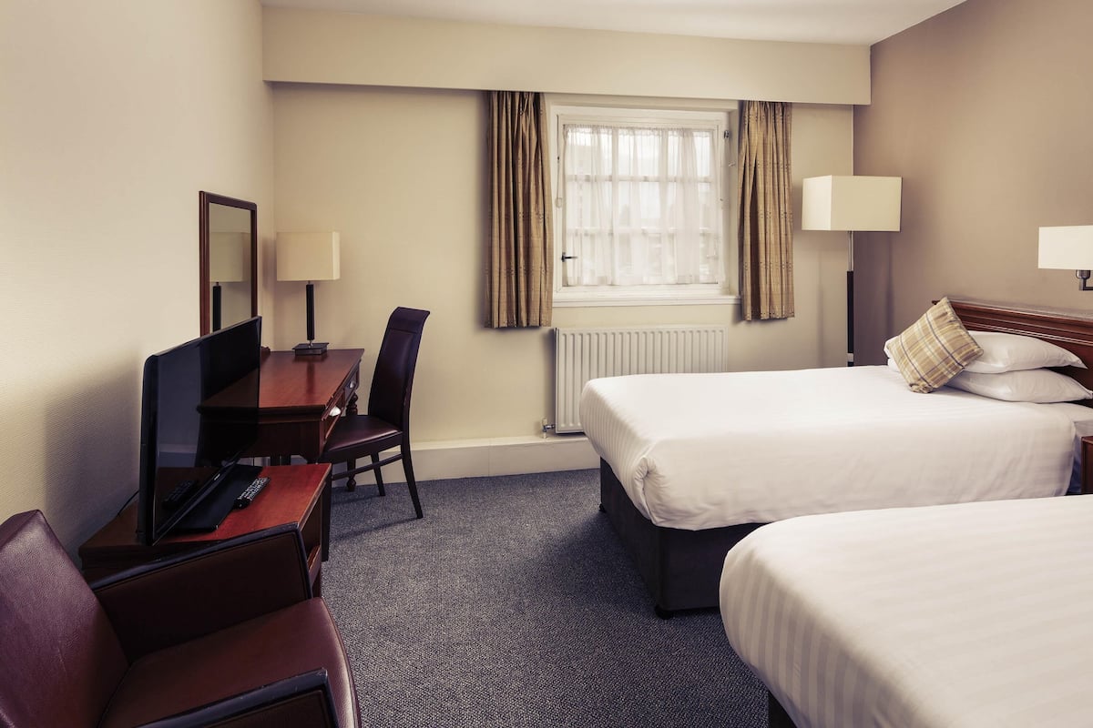 Habitación clásica, 2 camas individuales | Escritorio, tabla de planchar con plancha, cuna de viaje y wifi gratis