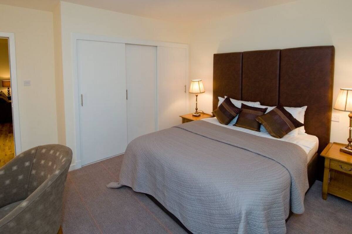 Desk, iron/ironing board, WiFi (free), bed sheets