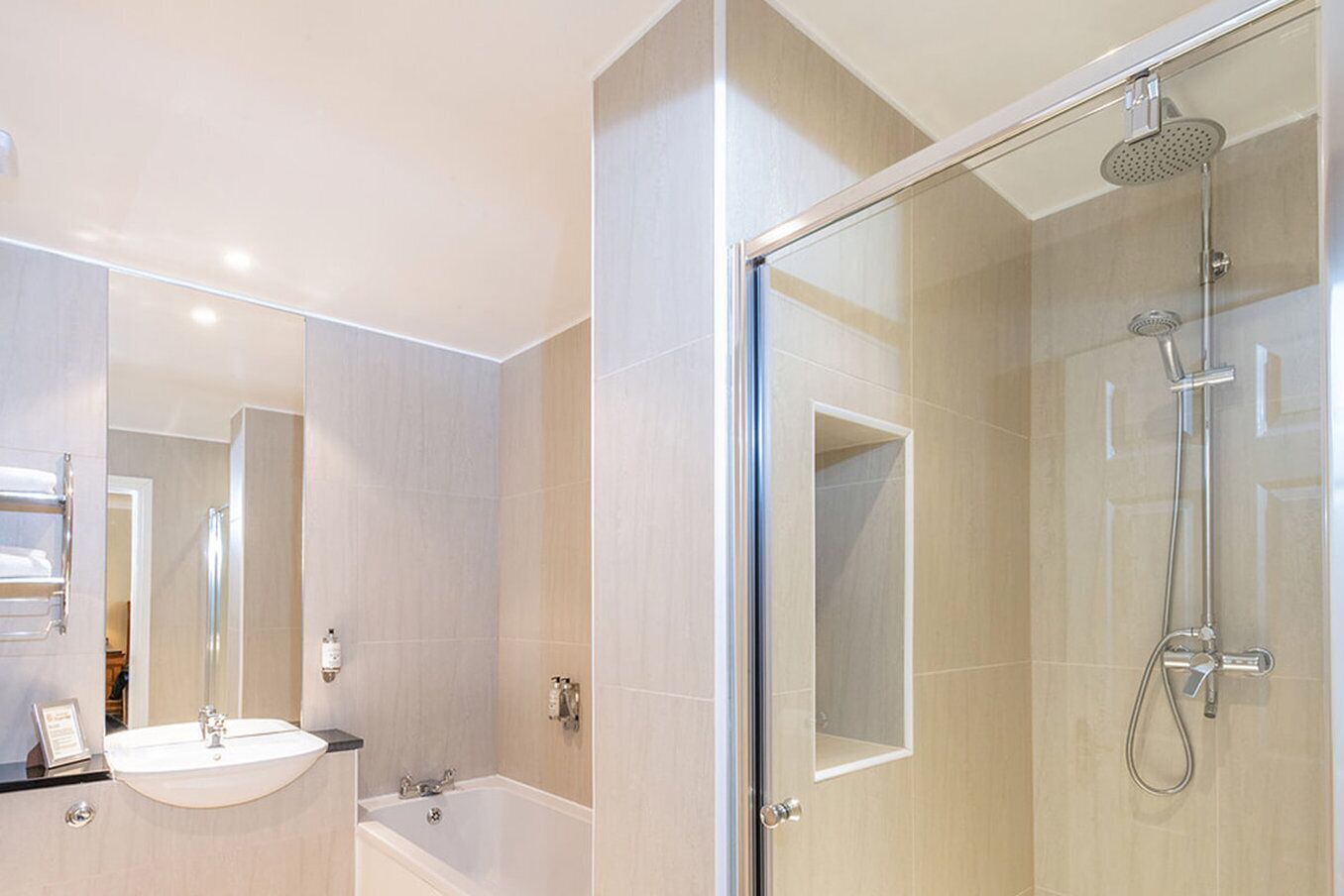 executive double room, 1 king bed | bathroom | free toiletries, hair dryer, towels