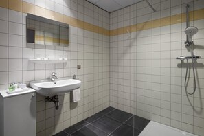 Shower, eco-friendly toiletries, hair dryer, towels - NH Noordwijk Conference Centre Leeuwenhorst (Noordwijkerhout)