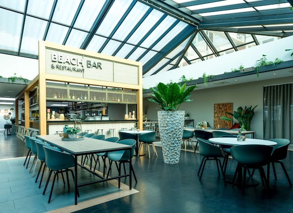 2 bars/lounges, poolside bar