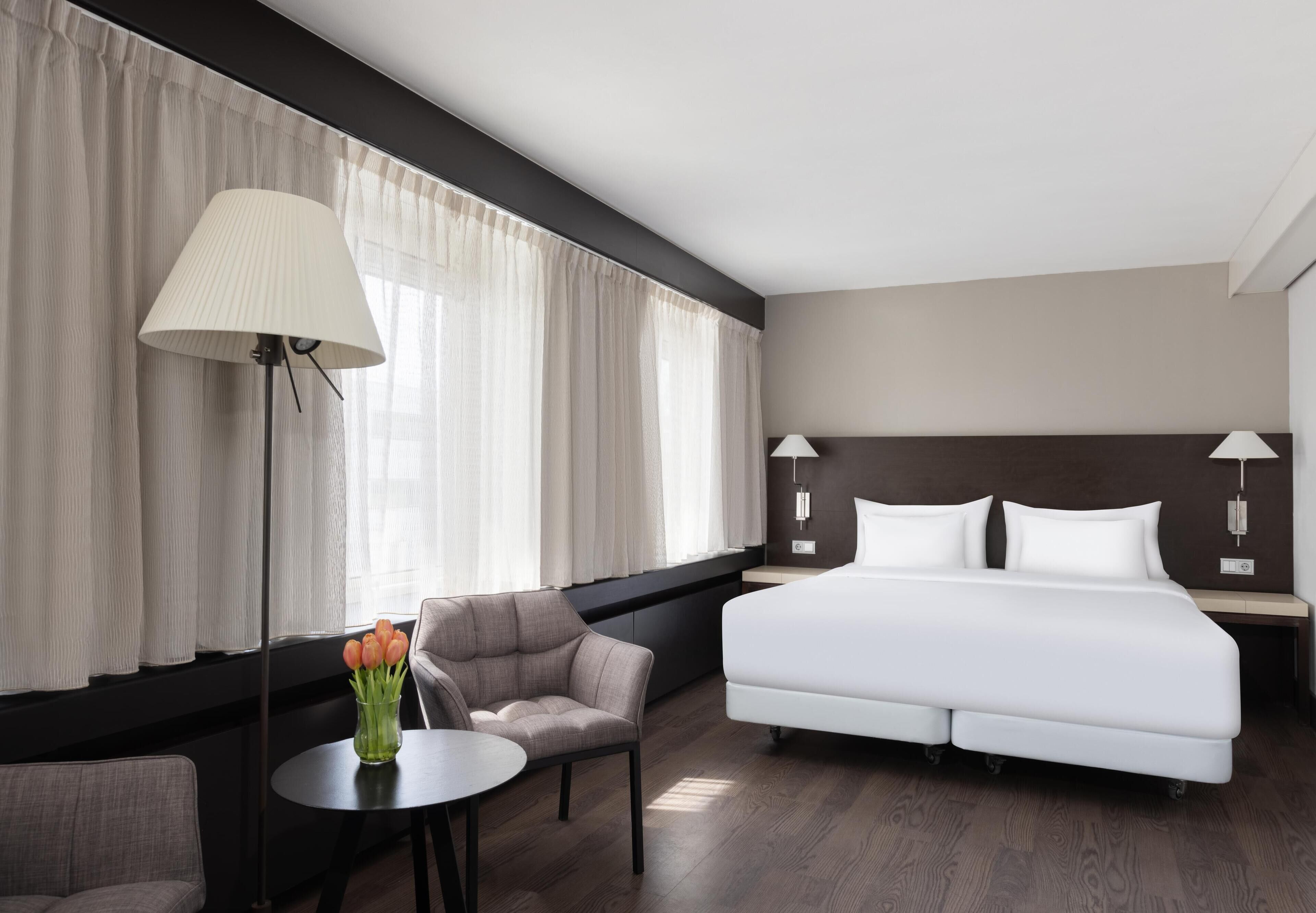 Coffres-forts dans les chambres, bureau, draps fournis