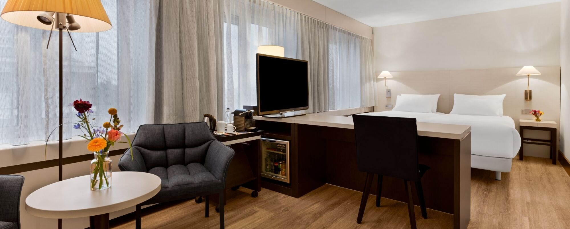 Een kluis op de kamer, een bureau, beddengoed