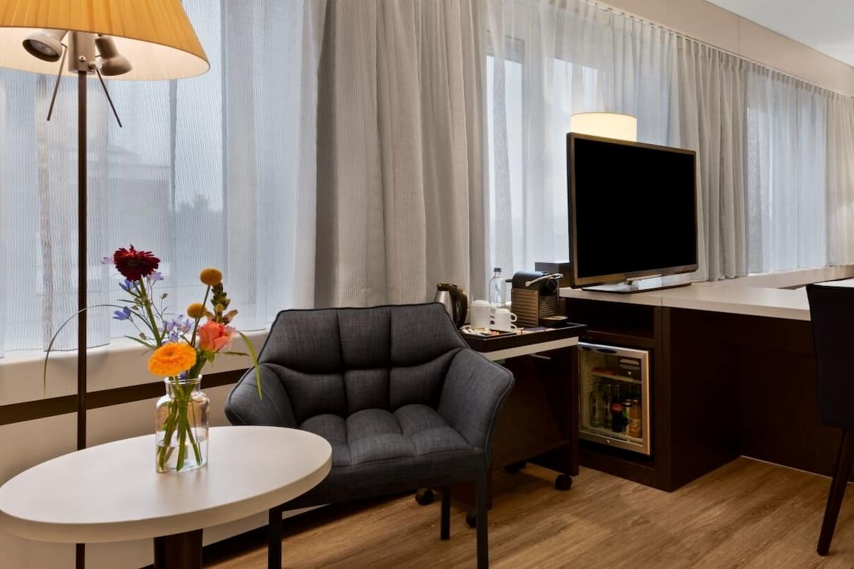 Coffre-fort, bureau, literie fournie
