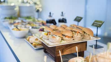 Petit déjeuner buffet servi tous les jours en supplément