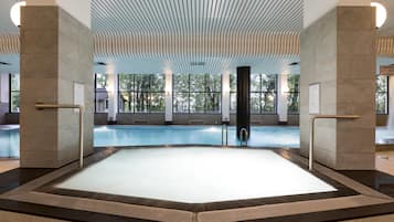 Innendørsbasseng og solsenger