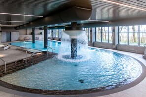 Piscine couverte, accès possible de 07 h 00 à 21 h 00, chaises longues 