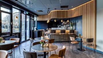 2 bars/lounges, een poolbar