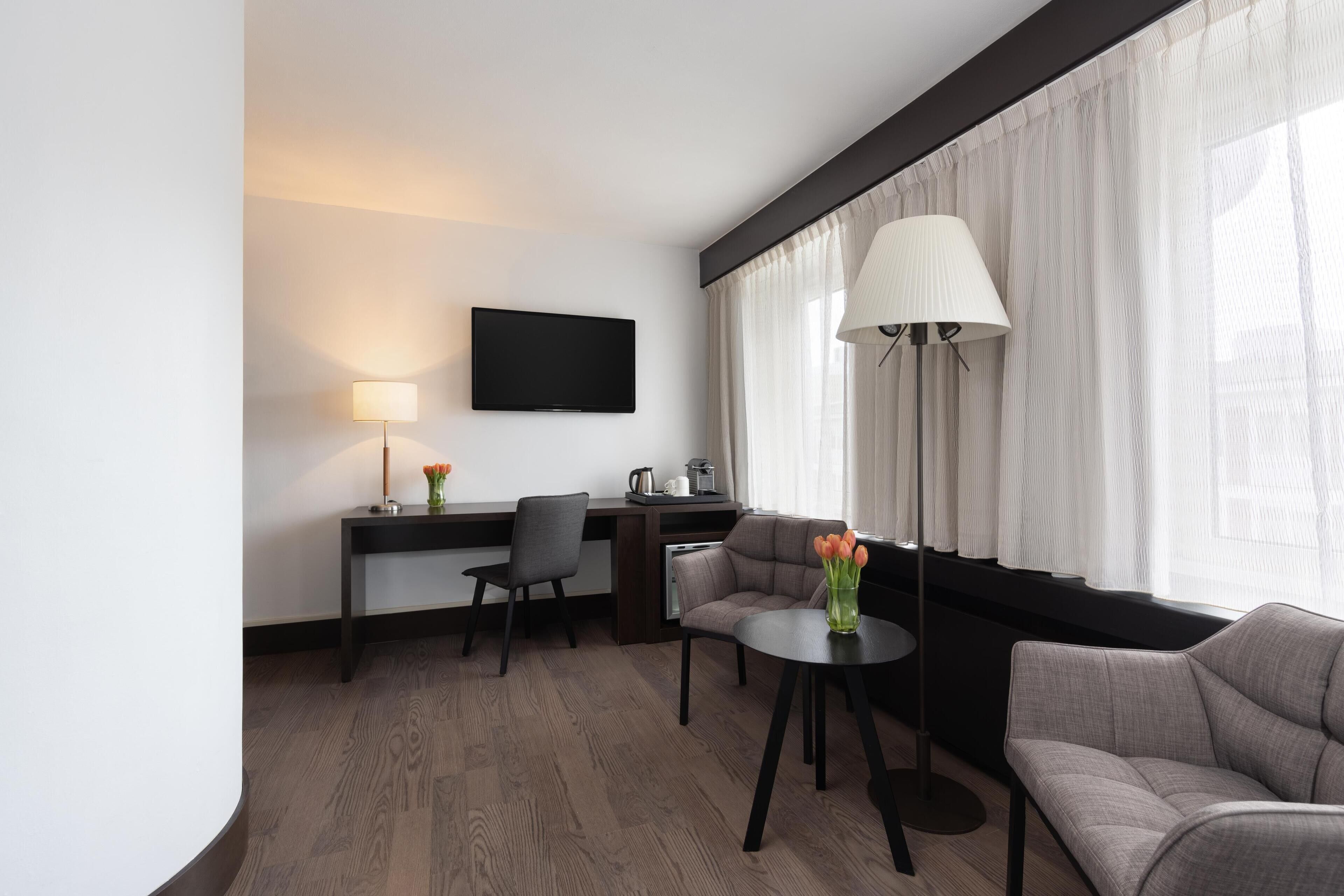 Caja de seguridad en la habitación, escritorio y ropa de cama 